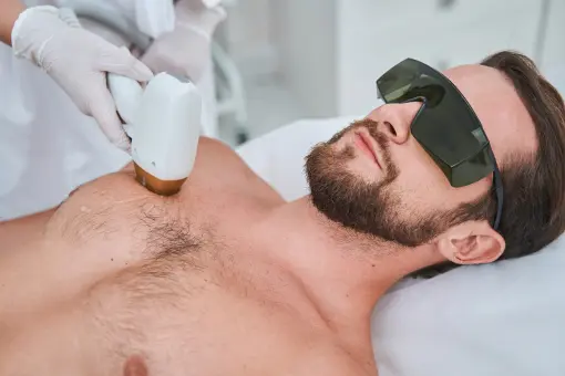 ¿Sabías que una depilación estratégica en zonas como cuello, puede generarte un look más pulcro y masculino con tu corte de cabello?
